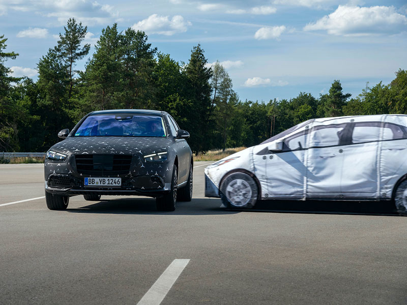 سيارة S-Class الجديدة تقدم أعلى مستويات المتعة والأمان في كل رحلة